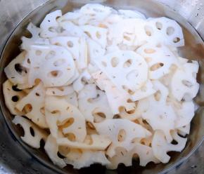 焯好水的莲藕片立即放入冷水中过凉洗净沥干水份