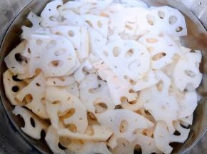 焯好水的莲藕片立即放入冷水中过凉洗净沥干水份