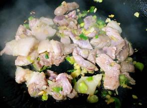 放入猪肉炒至断生变色