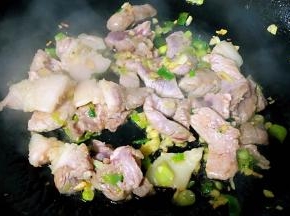 放入猪肉炒至断生变色