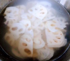 莲藕切片在清水中浸泡一会儿去除多余的淀粉