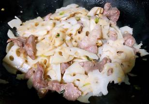 炒至猪肉藕片完全入味即可出锅享用