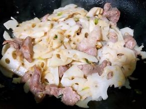 炒至猪肉藕片完全入味即可出锅享用