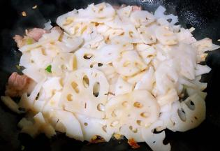 放入藕片同时倒入醋大火快速翻炒均匀