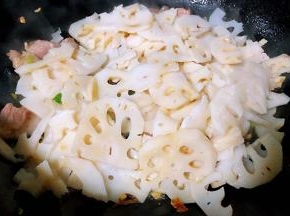 放入藕片同时倒入醋大火快速翻炒均匀