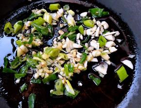 锅中倒入底油加热放入葱姜蒜爆香