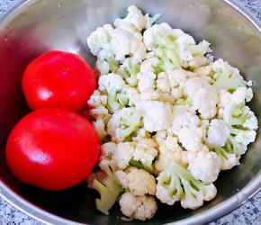 准备原材料花菜掰成小朵和番茄洗净