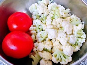 准备原材料花菜掰成小朵和番茄洗净
