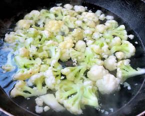 锅中烧开水放入花菜焯水断生切记时间不宜过长