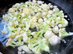 锅中烧开水放入花菜焯水断生切记时间不宜过长