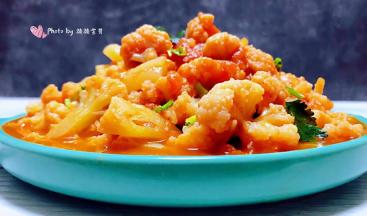 美味可口的番茄花菜装入盘中就大功告成了