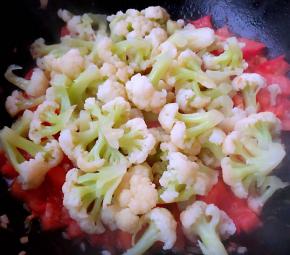 放入准备好的花菜翻炒