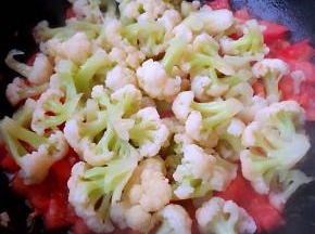 放入准备好的花菜翻炒
