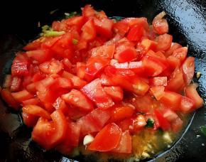 放入番茄大火快速翻炒成泥状出汁