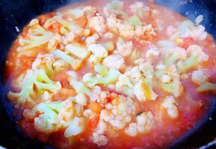 酱汁炒匀添加适量清水放入盐和味精改小火炖三分钟