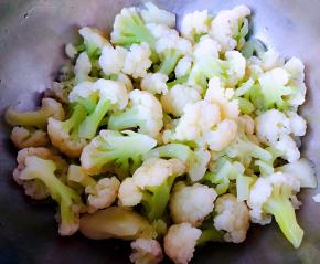 焯好水的花菜立即放入冷水中过凉沥干水份