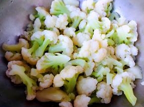 焯好水的花菜立即放入冷水中过凉沥干水份