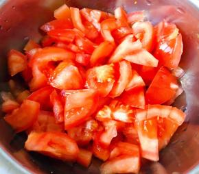 番茄切成大小均匀的块状也可以剁成泥状