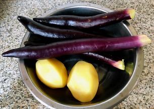 准备原材料土豆去皮茄子去蒂洗净