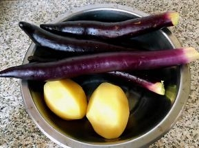 准备原材料土豆去皮茄子去蒂洗净