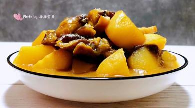 美味可口的土豆茄子炖五花肉装入盘中就大功告成了