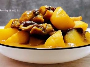 美味可口的土豆茄子炖五花肉装入盘中就大功告成了