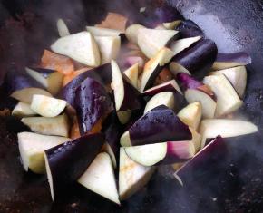 放入茄子大火翻炒出水份