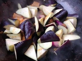 放入茄子大火翻炒出水份