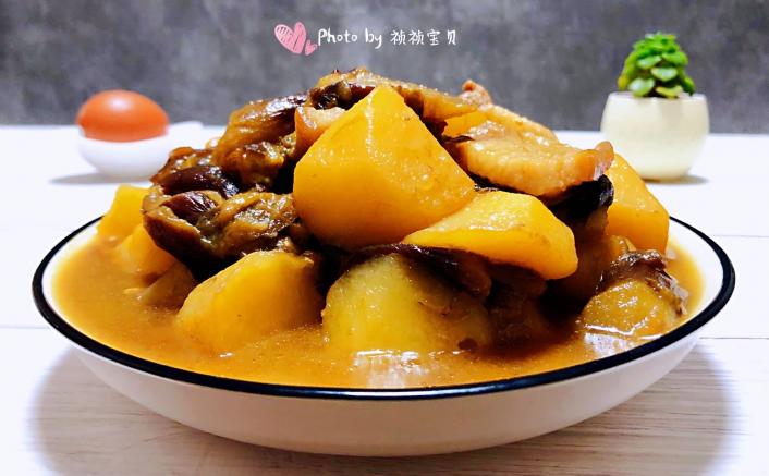 土豆茄子炖五花肉