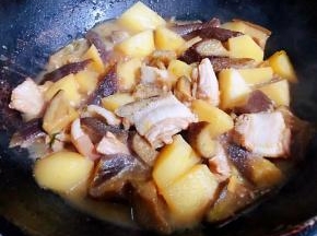 炖至汤汁不多时放入盐和味精调味均匀即可出锅享用