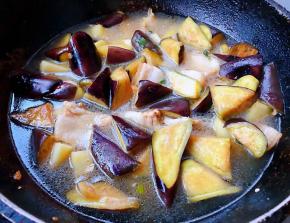 添加适量清水大火炖起来