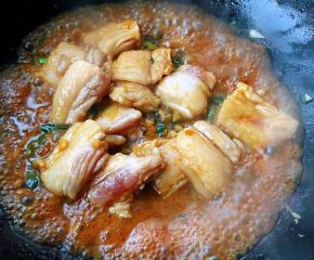 放入一品鲜酱油炒出香味