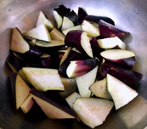 茄子切成滚刀块备用