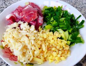 猪肉切片葱姜蒜切成小粒