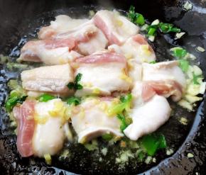 锅中倒入底油加热放入葱姜蒜爆香放入猪肉炒至变色断生