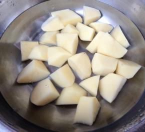 土豆切成滚刀块在清水中浸泡一会儿去除多余淀粉后洗净沥干水份