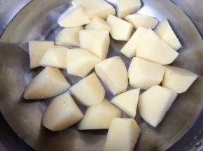 土豆切成滚刀块在清水中浸泡一会儿去除多余淀粉后洗净沥干水份