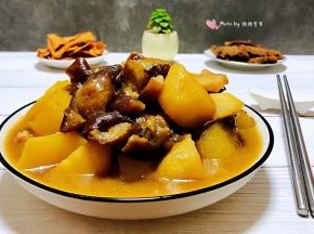 土豆茄子炖五花肉也是经典的下饭菜哦