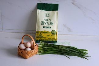 面皮：中筋面粉500克、40度温水260克。韭菜鸡蛋馅食材：韭菜、鸡蛋、盐、花生油。