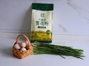 面皮：中筋面粉500克、40度温水260克。韭菜鸡蛋馅食材：韭菜、鸡蛋、盐、花生油。