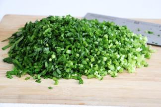 韭菜挑选新鲜嫩叶，清洗干净，去头去尾，切好。别切太长，和平时的葱花差不多。