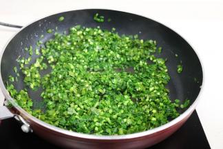 锅烧热，放少许花生油，把韭菜倒入锅里，爆炒变软马上盛出。韭菜别太久，只要炒香，不出水就可以。