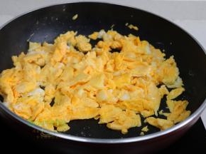 鸡蛋去壳，倒入一个玻璃碗里，打蛋器快速搅拌均匀。锅烧热之后，适量花生油，倒入鸡蛋液。中小火炒至鸡蛋是凝固状态，放盐炒均匀。
