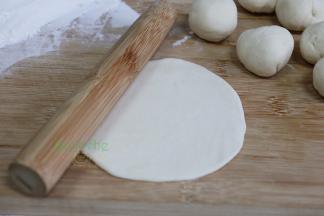 再次揉搓光滑，分成20克一个小面团，取一个，用擀面杖擀薄。韭菜盒子比饺子大一倍，所以韭菜盒子的皮要20克，饺子皮只需8至10克。