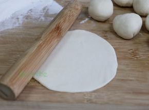 再次揉搓光滑，分成20克一个小面团，取一个，用擀面杖擀薄。韭菜盒子比饺子大一倍，所以韭菜盒子的皮要20克，饺子皮只需8至10克。