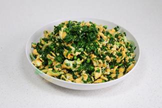 炒熟的鸡、韭菜，放入一大盘子里搅拌均匀，摊开放凉。韭菜盒子的馅料就做好了。