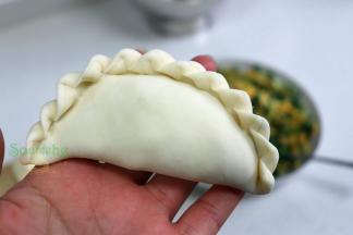 用锁边饺子的方法，把韭菜盒子包裹好。相同的方法，把韭菜盒子全部包好。