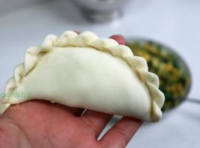 用锁边饺子的方法，把韭菜盒子包裹好。相同的方法，把韭菜盒子全部包好。