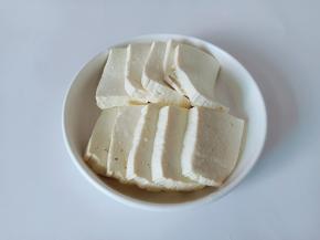 豆腐切小块。