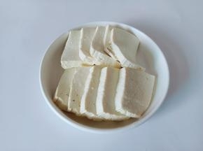 豆腐切小块。